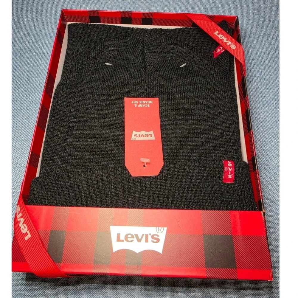 Levis Mens Beanie and Scarf Gift Set Black Knit Winter Accessories,one size. NEW